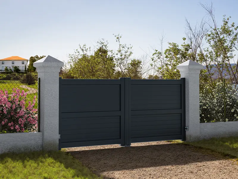 Exemple d'un portail battant classique en aluminium