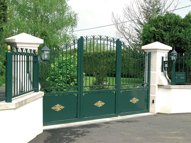 portail en aluminium vert et or Prefalu