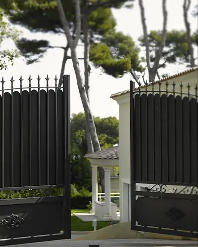 portail en aluminium battant noir Prefalu