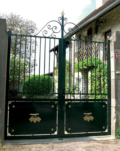 portail en aluminium battant vert et or Prefalu