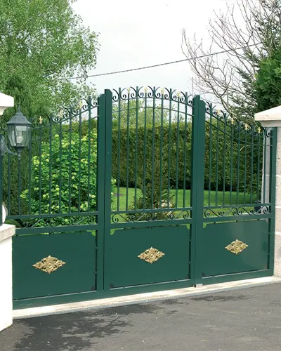 portail en aluminium battant vert et or Prefalu