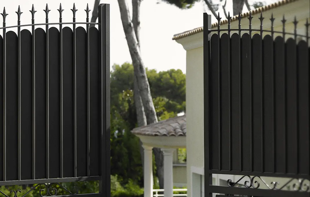 Portail_en_aluminium_effet_fer_forgé portail en aluminium battant noir Prefalu