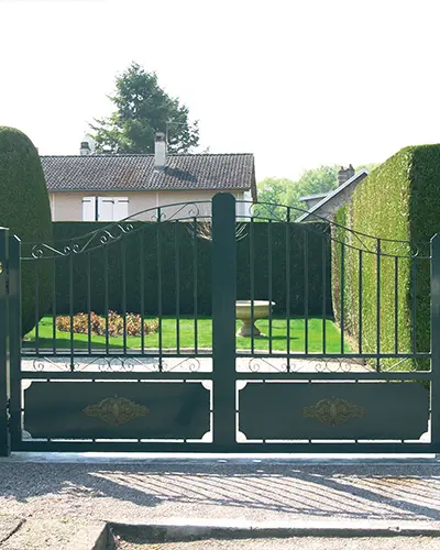 portail en aluminium battant vert et or Prefalu