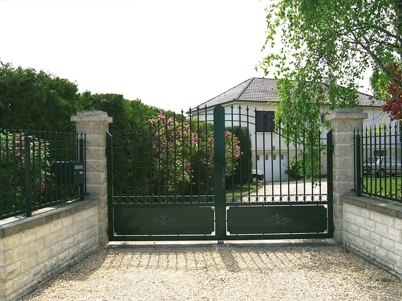 portail en aluminium vert Prefalu