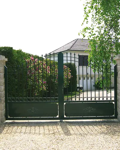 portail en aluminium battant vert Prefalu