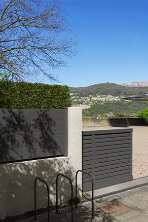 portail en aluminium coulissant noir Prefalu
