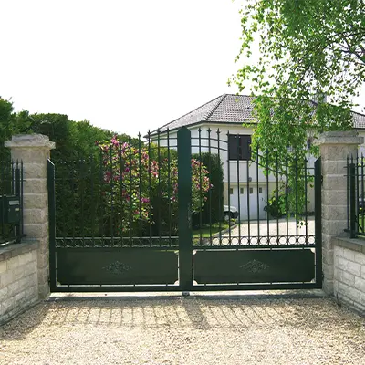 portail en aluminium battant vert Prefalu